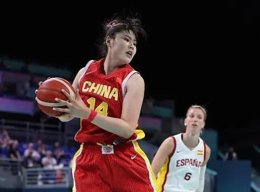 苏群：中国女篮应赶紧归化后卫 球队远没到更新换代时