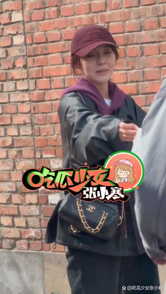 张佳宁和男友高至霆遛狗散步，《刑警的日子》中演少女毫无违和感