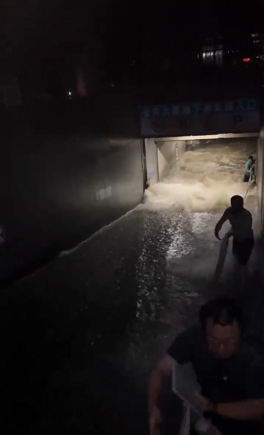 桂林暴雨致多小區(qū)地下車庫被淹 積水嚴重引發(fā)關注