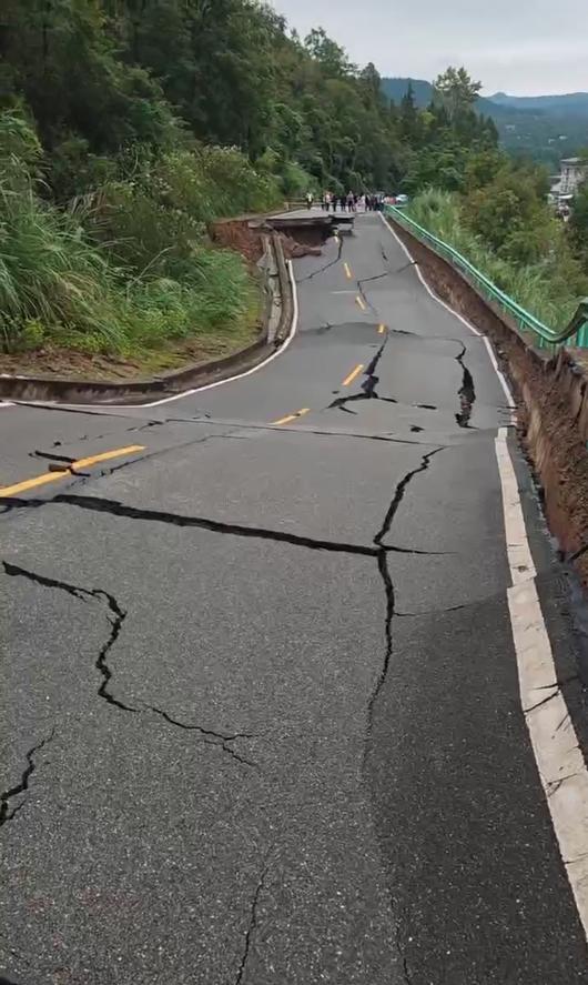 强降雨致四川阆中347国道沉降