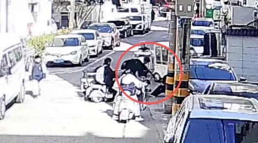 不是我撞的 我也可以把她扶起来：少年善举获赞