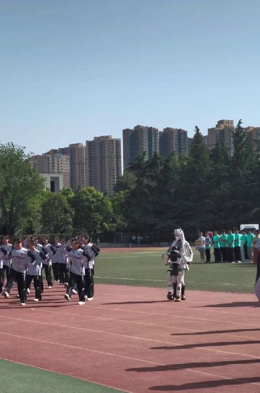 高校演出机器人突然拥抱女生