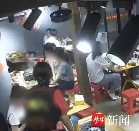 餐厅里情侣接吻，忽然摔倒弄翻火锅，烫伤前桌女子