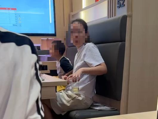 男童在饭店座位上小便喊话谁要喝