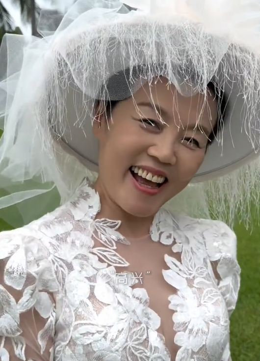 70岁董浩叔叔晒婚纱照 弥补43年遗憾
