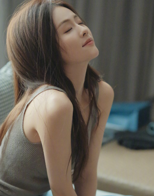 白鹿穿灰色背心拍美照 口含草莓纯欲感十足