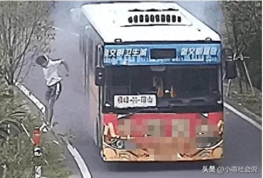 江西一公交车行驶中自燃，车辆被烧毁但未造成人员伤亡