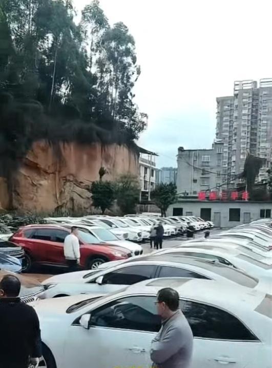 四川一地山体垮塌滚石砸中8辆车 无人员伤亡引发关注