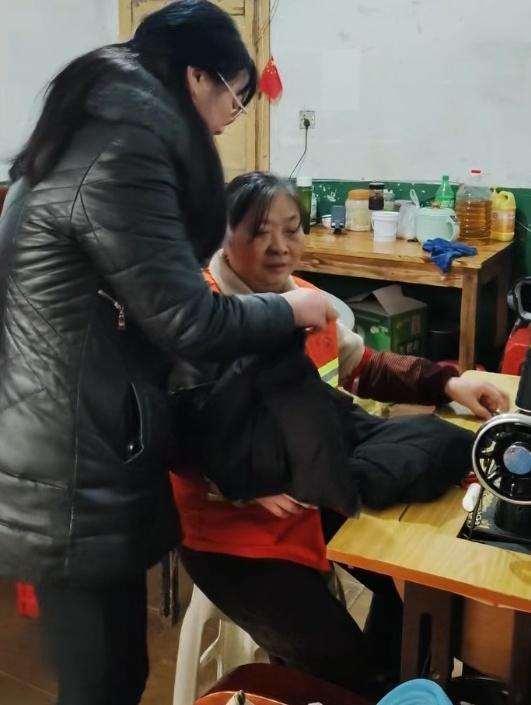 長沙環(huán)衛(wèi)大姐堅持10年免費縫補衣物 針腳里的善意溫暖人心
