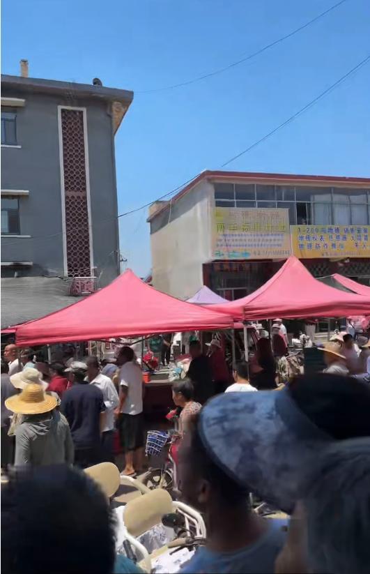 山东曲阜一牌坊倒塌 多人被砸中引发关注