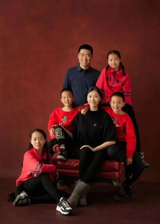 李想将迎来第六个孩子？妻子王蕾挺孕肚现身阿那亚 家庭再添新成员