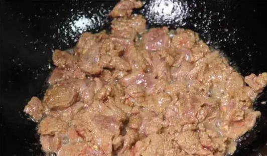 牛肉炒硬像柴火？学会这招腌制法，嫩得筷子停不下来！