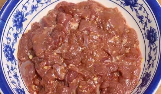 牛肉炒硬像柴火？学会这招腌制法，嫩得筷子停不下来！