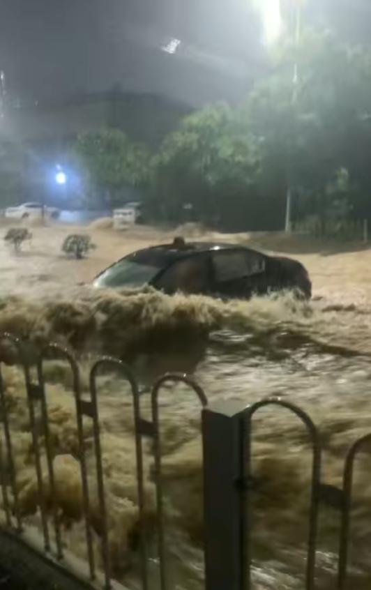 肇庆暴雨城区被淹水流湍急 当地回应：洪水已退，工作人员正在清淤