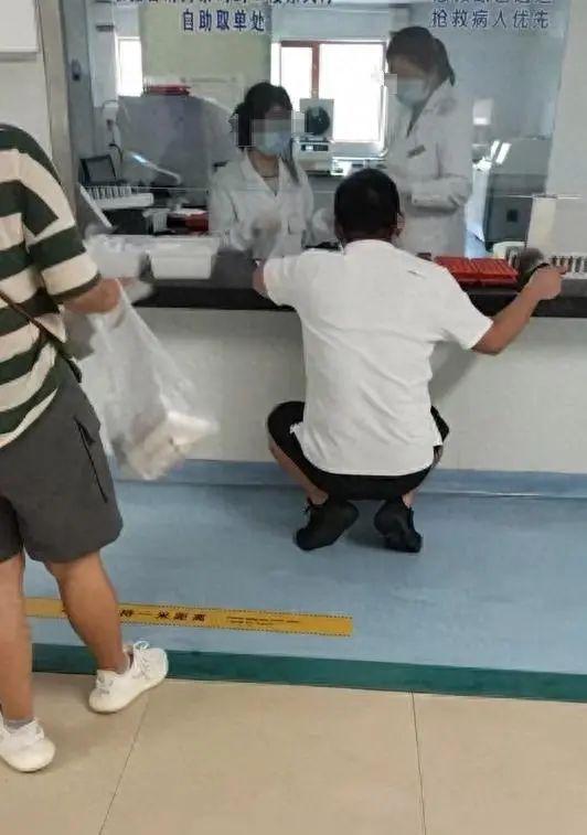 医院回应检验科现丁义珍式窗口
