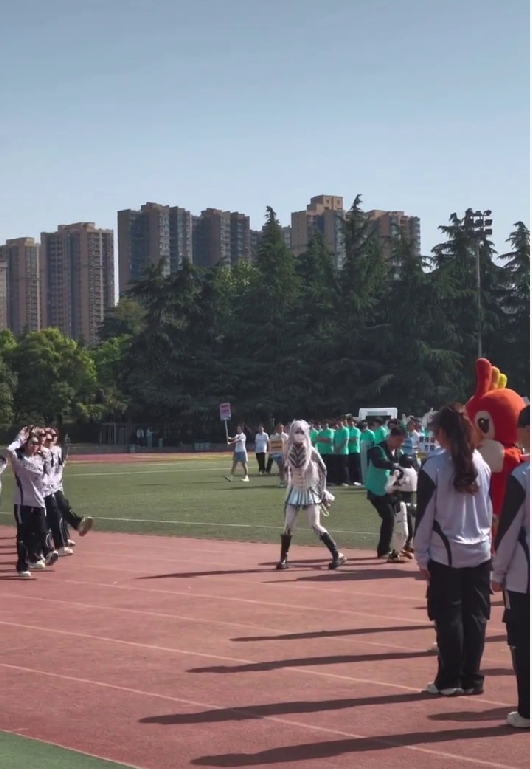 运动会上机器人突然抱住女生 信号干扰导致异常