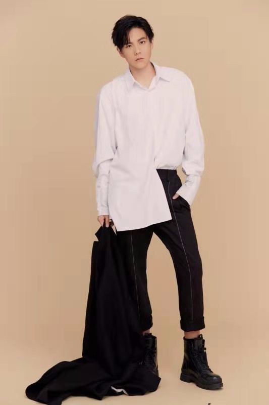 近日,卓尔文化旗下演员王熙元曝光一组风衣写真.