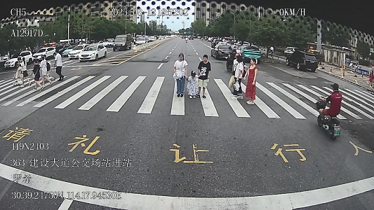 车辆斑马线前让行人 小朋友磕头致谢