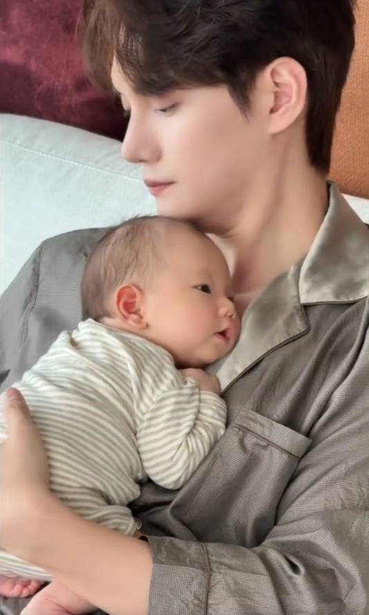 张檬产后首度晒儿子正面照 小五怀抱孩子父爱满满