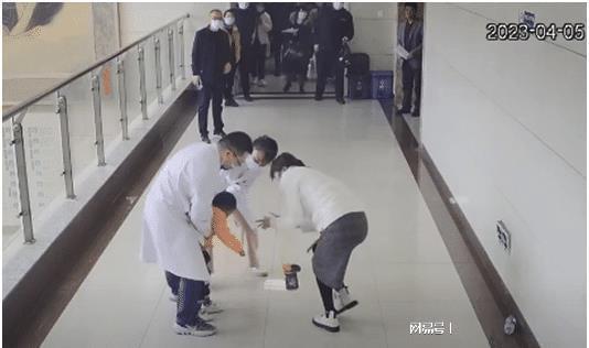 幸运！幼儿医院内糖果卡喉 医生15秒救命