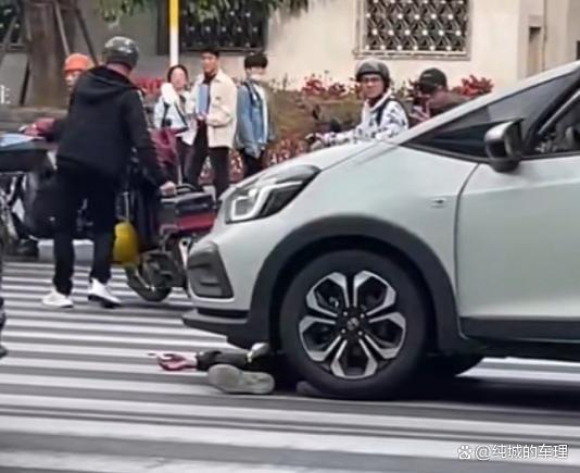 现场：男子躺路中间人行道，不幸被过路小车碾压！
