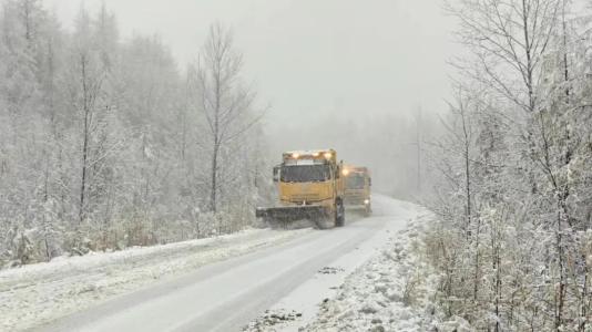 呼伦贝尔大雪致多车被困 交通部门全力保畅