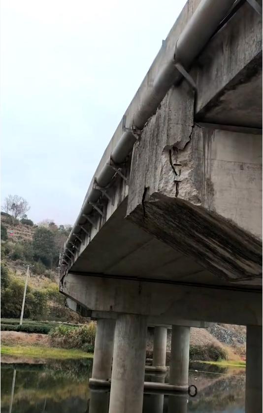 县道桥梁4根桥墩3根开裂?官方回应