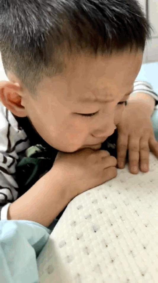 我不敢说想爸爸 怕爸爸难过得很：5岁儿子的秘密思念