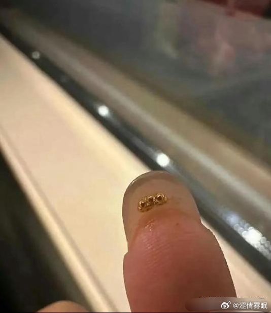 怪不得金店不许留指甲呢  