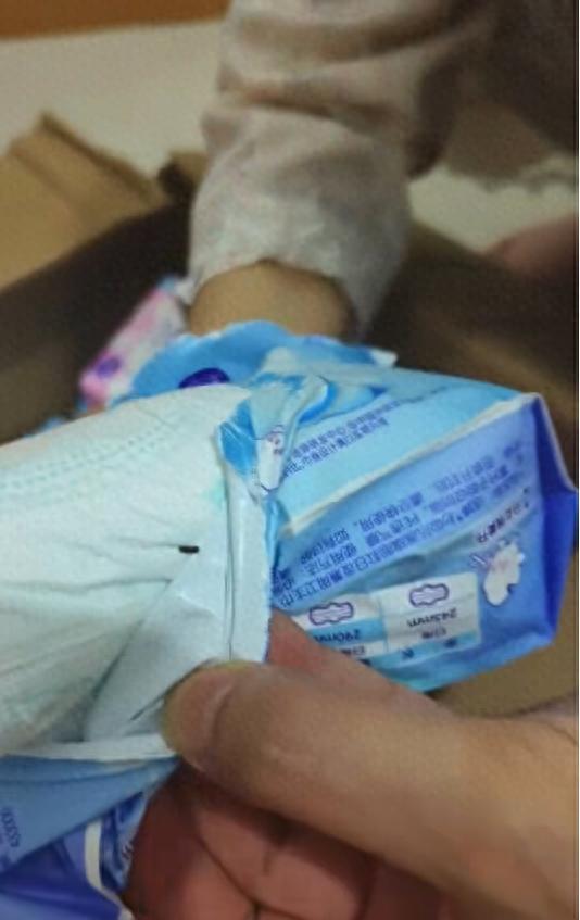 天天3·15 | 新拆包的‘洁婷’卫生巾有黑虫？消费者拍视频反映，厂家回应生产线有高温处理、防虫措施