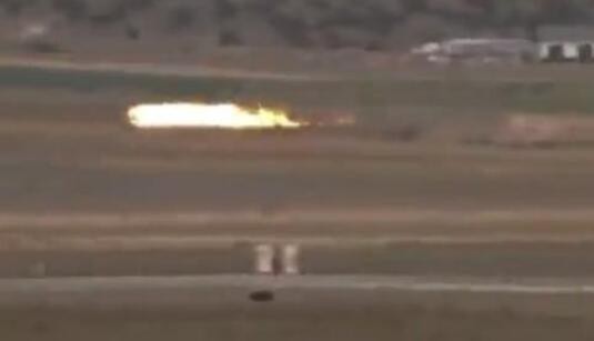 美国一飞机坠毁瞬间烧成巨大火球 随后冒出浓烈的黑烟