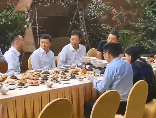 曝马云办家宴邀请汪涵 从画面中我们能看到马云非常开心