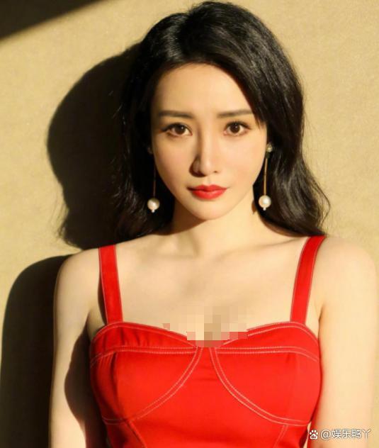 柳岩禁欲系全黑造型 曼妙身姿展独特品味