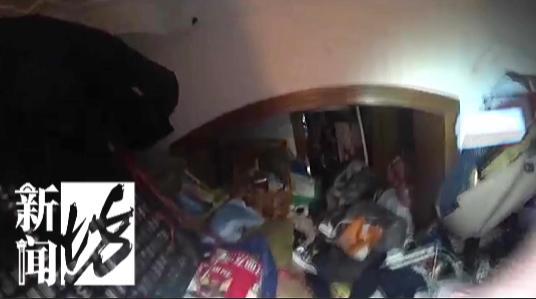 男子在家堆成百平米垃圾山 邻居苦不堪言