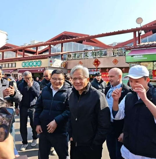 黄仁勋现身上海锦德菜市场 沉浸式体验市井风俗