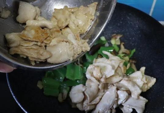 青椒一炒香翻倍，十分钟出下饭神菜，你家厨房缺这招？