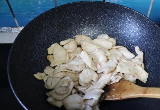 青椒一炒香翻倍，十分钟出下饭神菜，你家厨房缺这招？