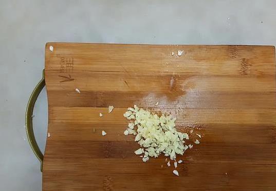 银耳别再炖甜汤，凉拌新吃法，清爽开胃吃到停不下来