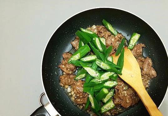 牛肉秋葵一锅炒，10分钟上桌，孩子吃完还想再来盘！