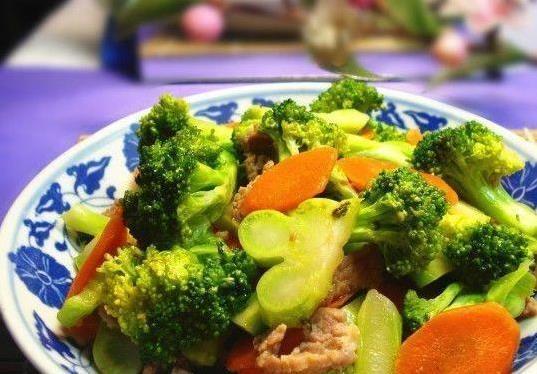 芹菜炒鸡香到爆，简单3步出锅，家人抢着吃