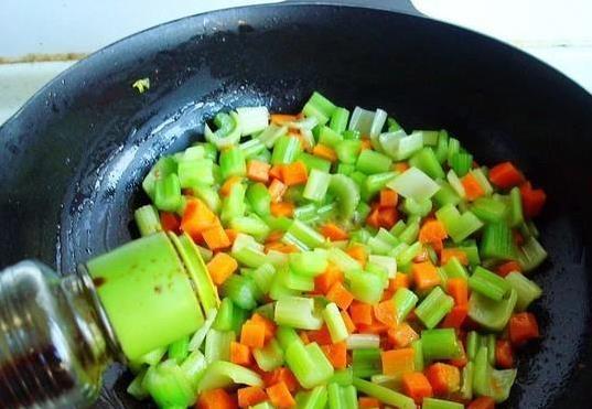 芹菜胡萝卜炒腊肠，10分钟出锅，香到家人抢光盘子！
