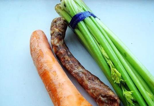 芹菜胡萝卜炒腊肠，10分钟出锅，香到家人抢光盘子！