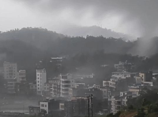 廣東茂名出現(xiàn)龍卷風(fēng)