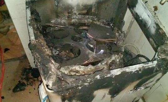 長期不拔的插頭正在悄悄釀火患 家電隱患需警惕