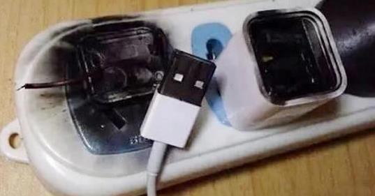 长期不拔的插头正在悄悄酿火患 家电隐患需警惕