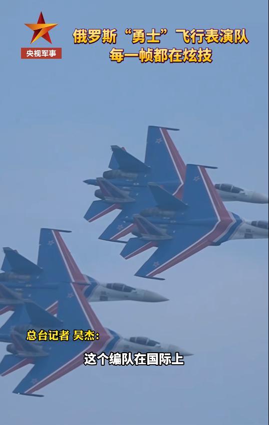 俄飞行员：要把“中国战机”打包带走 手捧礼物展飞行情谊