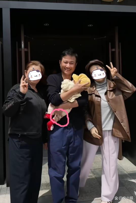 41岁著作开的饭铺试买卖，抱着婴儿在门口和顾主留影，手上婚戒抢镜 转型当雇主引热心