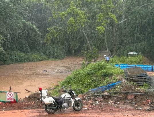 男子不慎滑入急流 民警逆游托举营救 生死瞬间默契救援