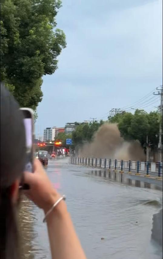 自來(lái)水管道疑熱炸 水柱噴三四米 高溫天氣致管道老化破裂