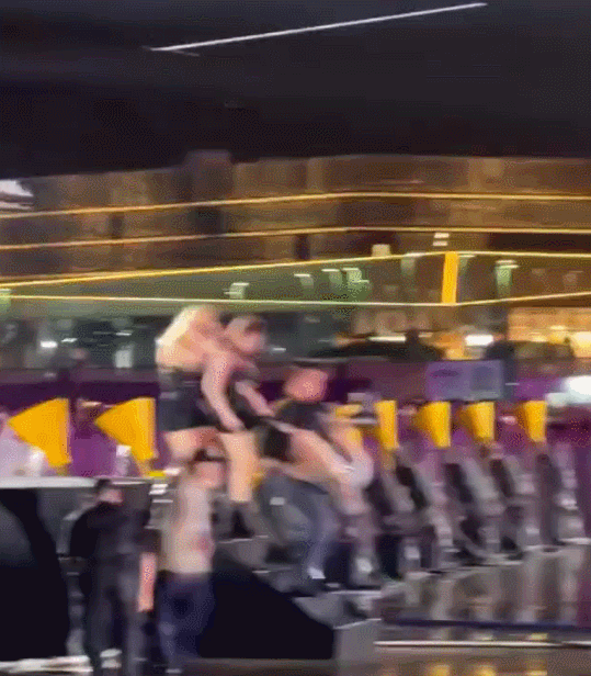 泫雅音乐节演出时晕倒 倒地被工作人员抱下台